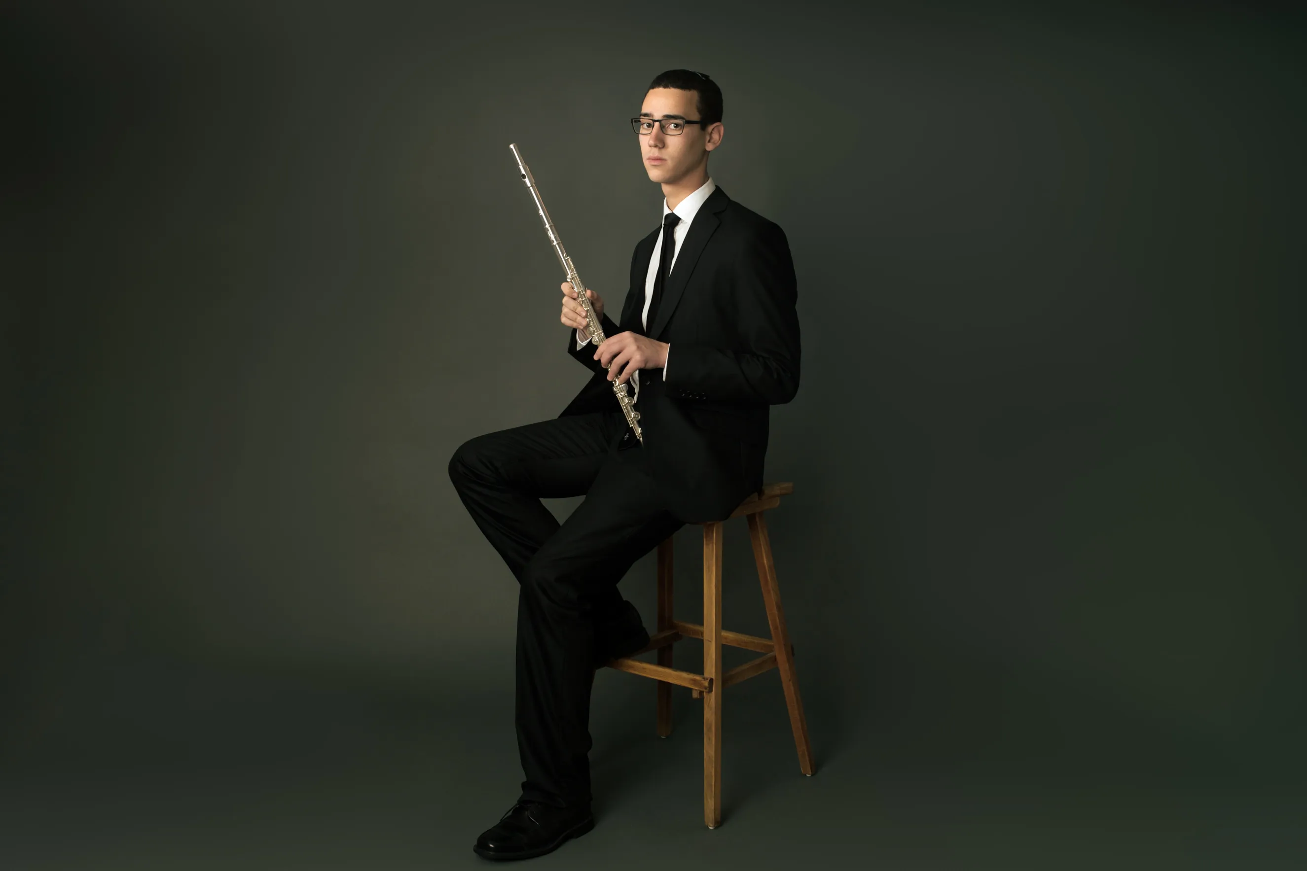 תמונות תדמית למוזיקאים למיתוג ויזואלי של נגן חליל מרעננה בסטודיו, בפורטרט מוזיקאי אמנותי מוקפד המדגיש את הזהות היצירתית.