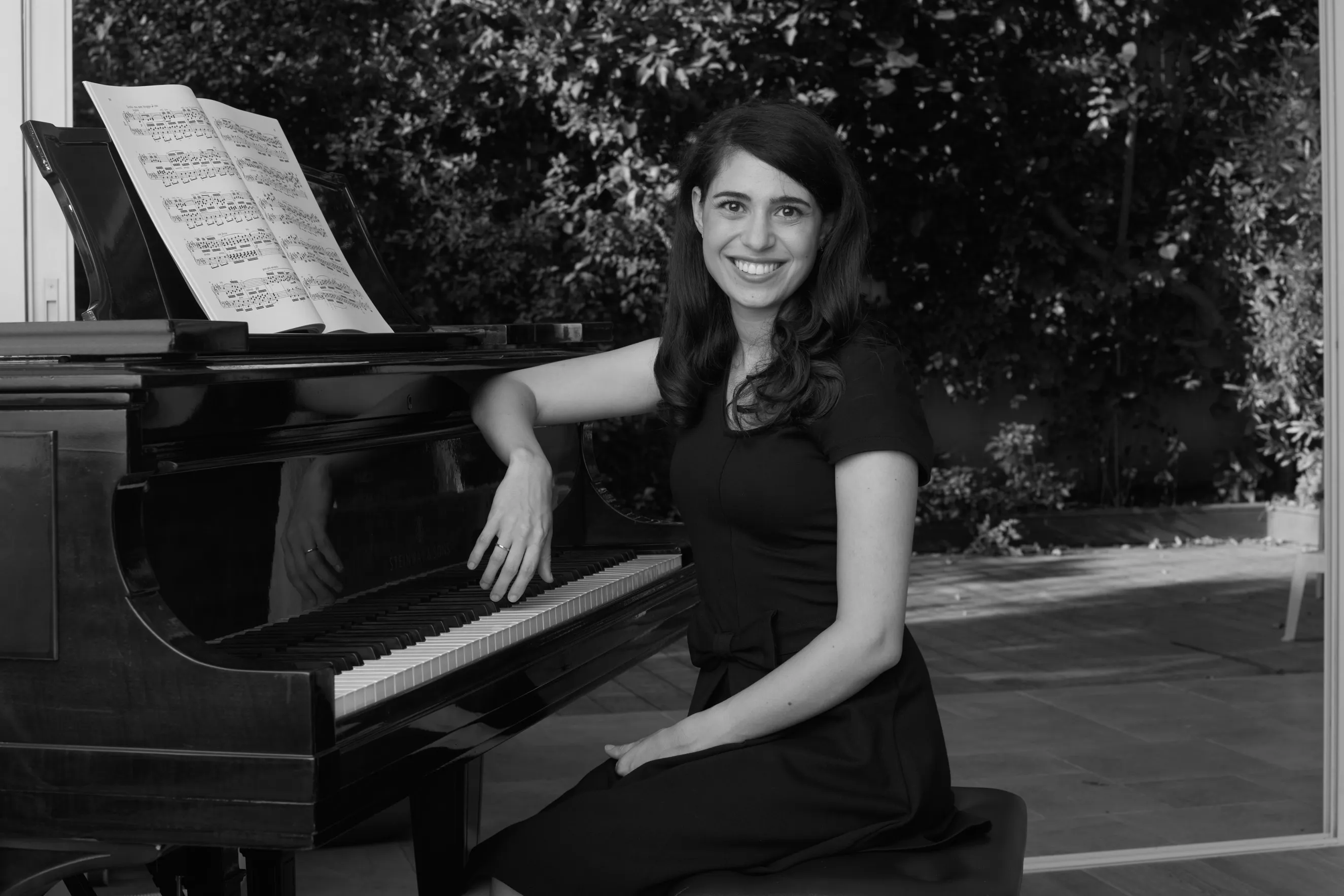 תמונות תדמית למוזיקאים למיתוג ויזואלי בפורטרט אמנותי מוקפד המדגיש את הזהות היצירתית של פסנתרנית ברעננה.