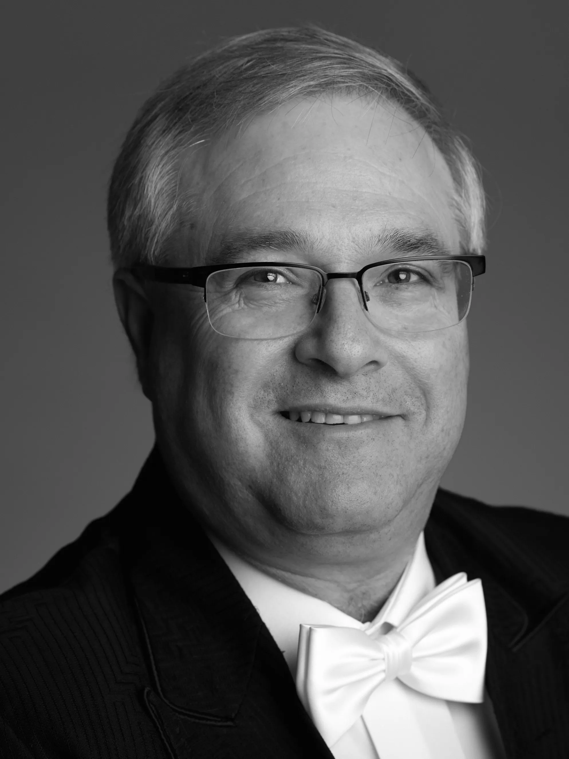 צילומי תדמית למוזיקאים המיועדים לאתר האמן של פרופסור למוזיקה ופסנתרן בתל אביב, תחת תאורה דרמטית המשרה עומק יצירתי.