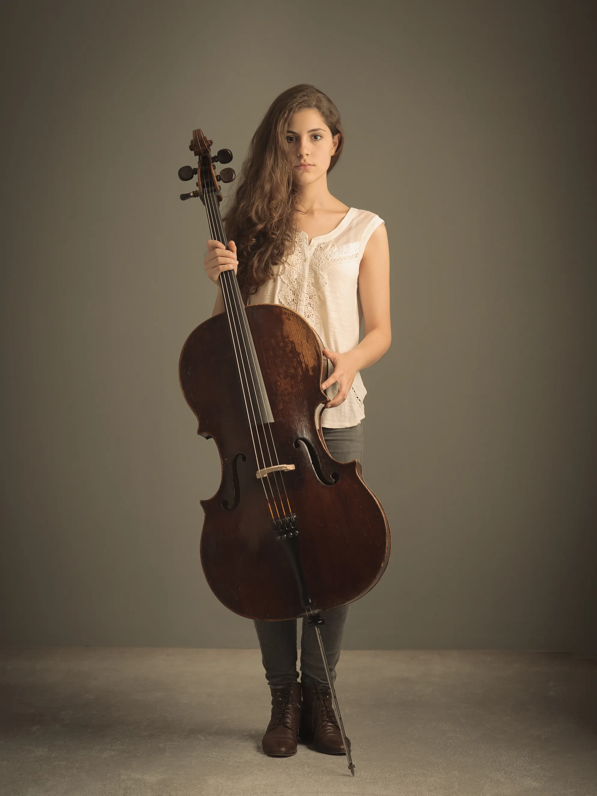 צילומי תדמית למוזיקאים לאתר המוסד במראה ייצוגי המשלב סמכות אקדמית וכישרון אמנותי של צ'לנית מגרמניה בסטודיו עם עיבוד צבע אמנותי.