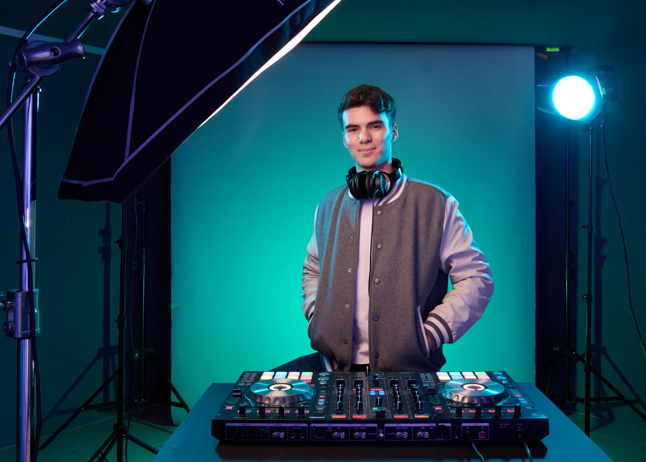 די-ג'יי (DJ) מהרצליה בסטודיו. צילום מוזיקאים תחת תאורה אמנותית המדגישה את האנרגיה המקצועית לאתר וללינקדאין.