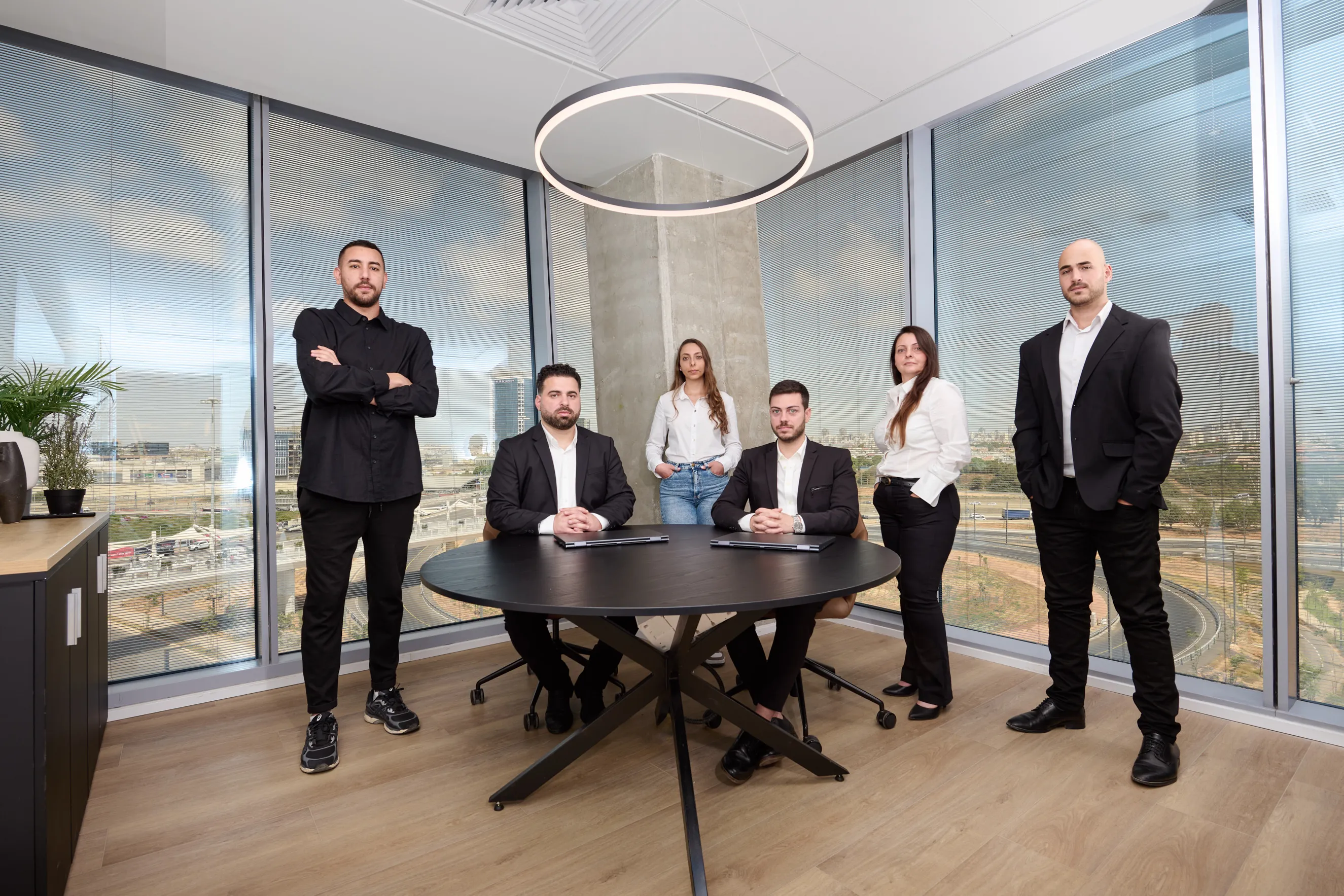 צילומי תדמית לצוות עובדים במשרד בראשון לציון באווירה דינמית ומגובשת המדגישה שיתוף פעולה. תמונה קבוצתית המיועדת לאתר החברה.