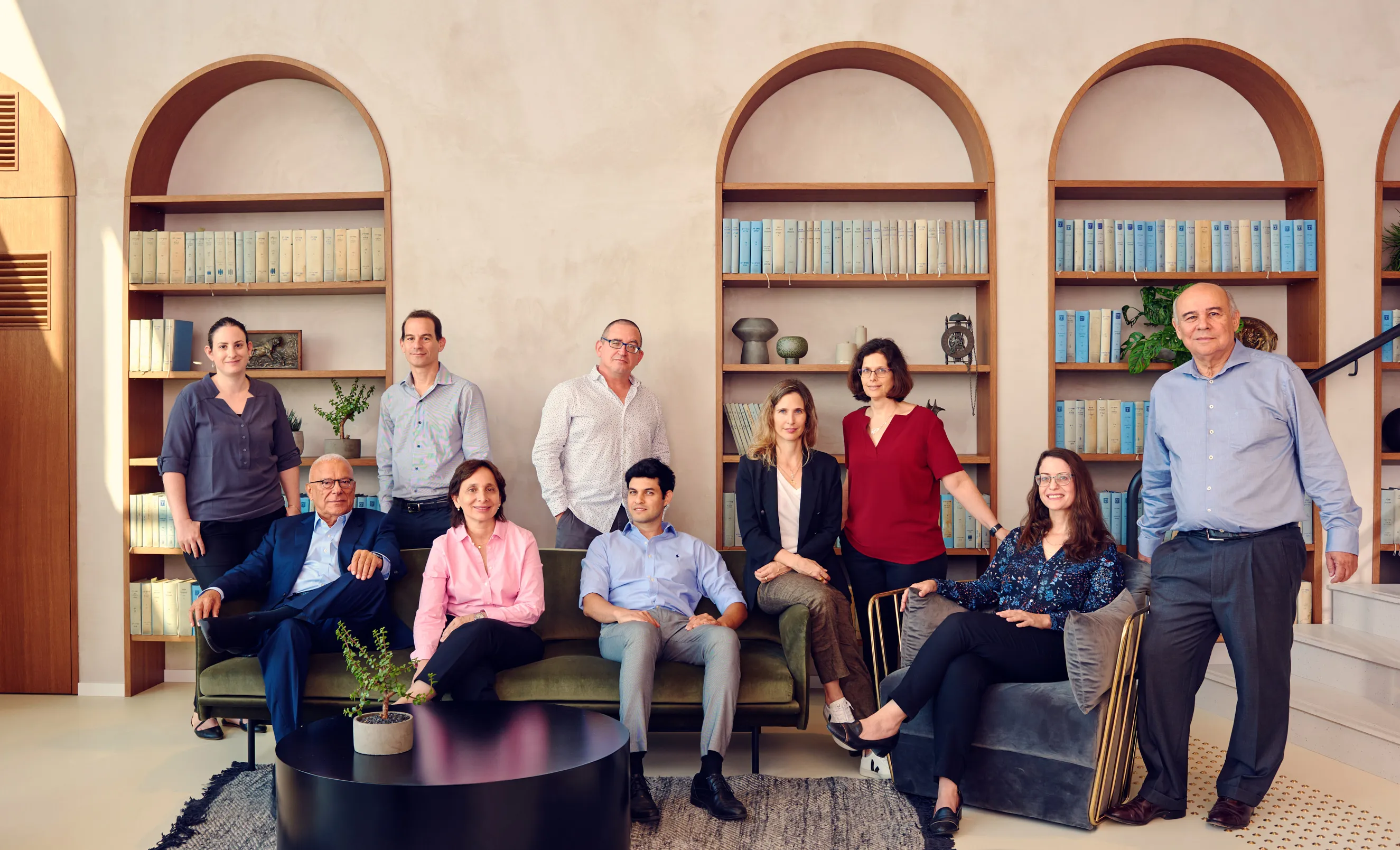 צילומי תדמית לעורכי דין המיועדים לאתר המשרד ולחומרי פרסום של צוות עורכי דין בצילום קבוצתי בלב תל אביב.