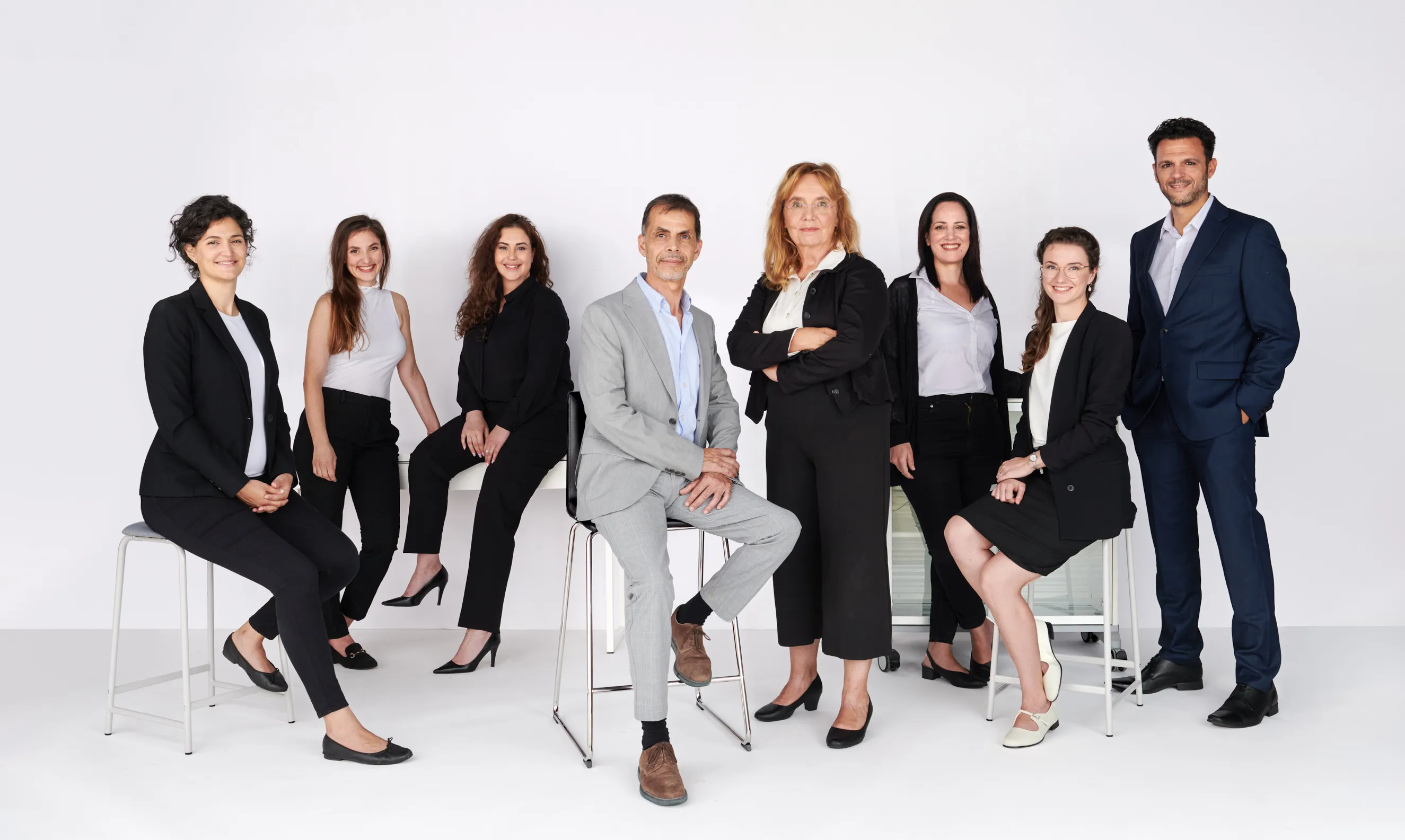 צילום עורכי דין המדגיש את הגיבוש והמקצועיות של המשרד בפורטרט קבוצתי של נבחרת משפטית בסטודיו המרכז.
