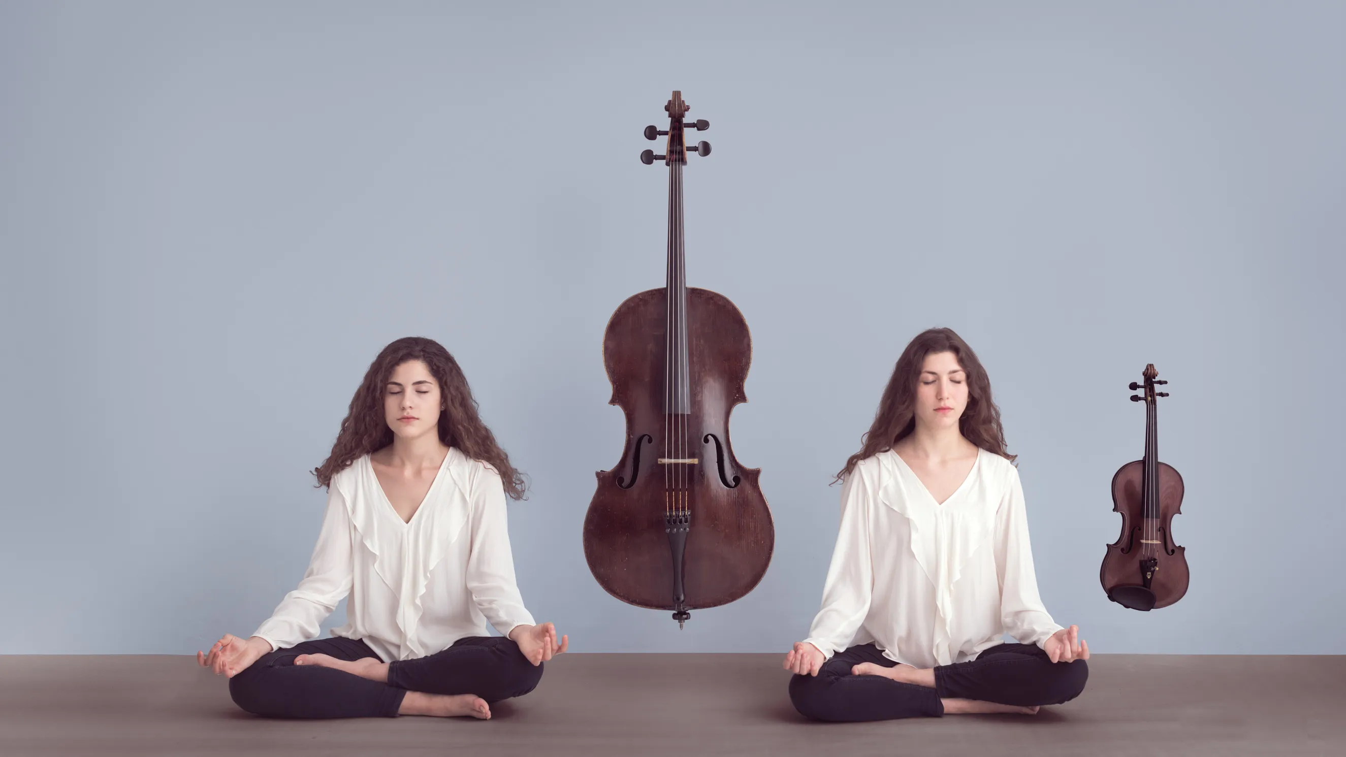 צ'לנית וכנרת מגרמניה בצילום קונספט בסטודיו. תמונות תדמית למוזיקאים במראה ייצוגי המשלב סמכות אקדמית וכישרון אמנותי. צילומי תדמית למוזיקאים לאתר המוסד.