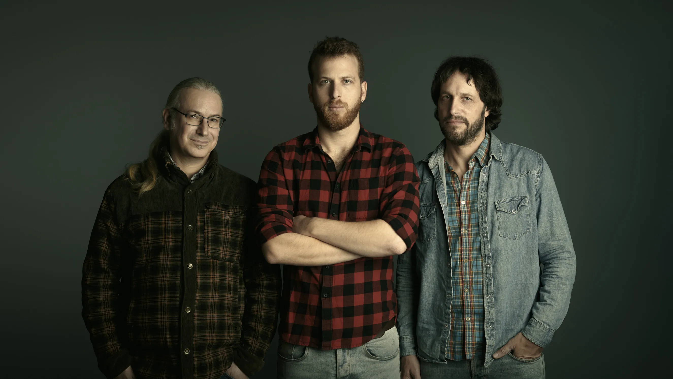 חברי להקה מתל אביב בסטודיו. צילום מוזיקאים במראה ייצוגי המשלב סמכות אקדמית וכישרון אמנותי. צילומי תדמית למוזיקאים לאתר המוסד.