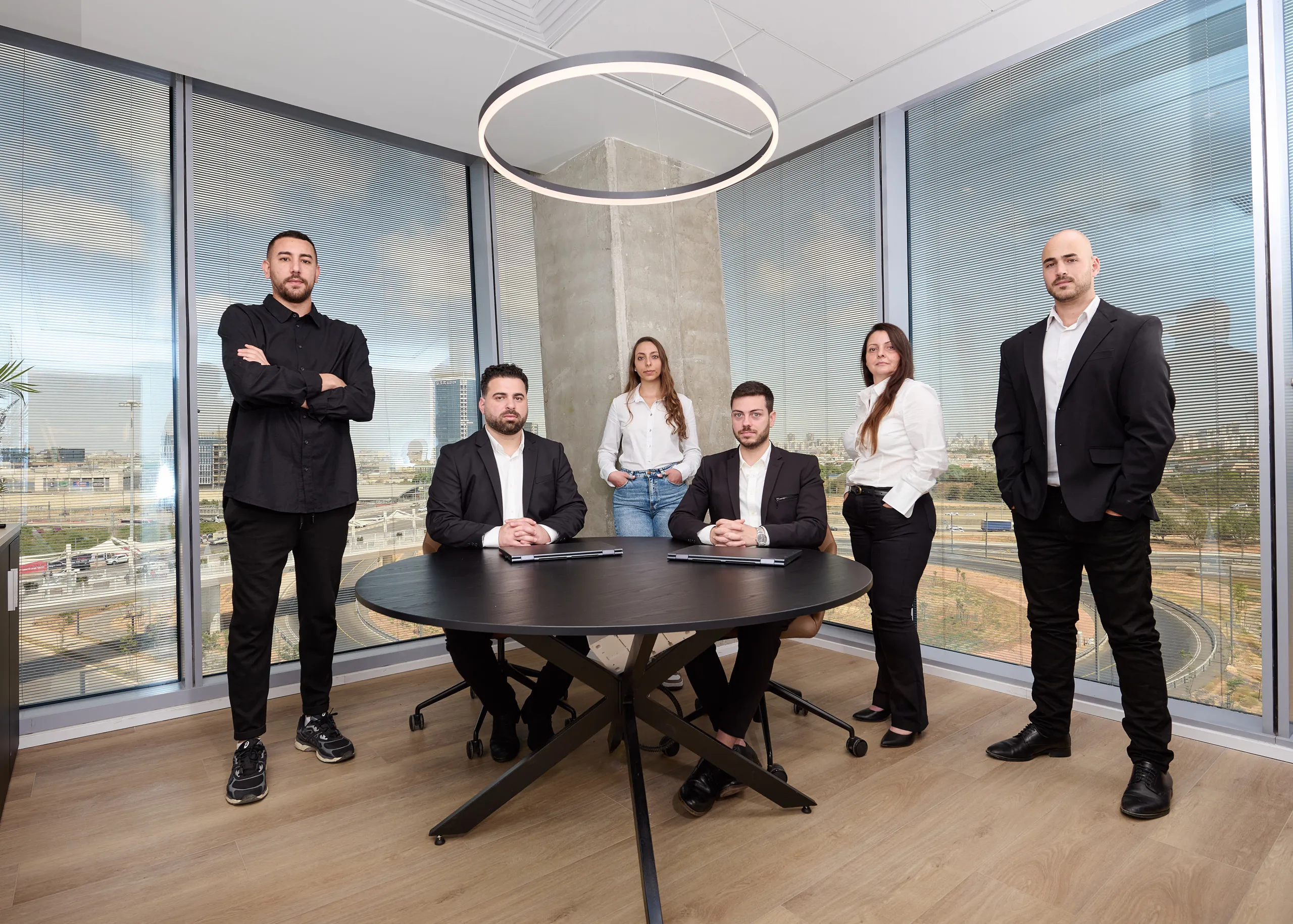 צילום צוות עסקי בחדר ישיבות מודרני לצילומי תדמית לעסקים