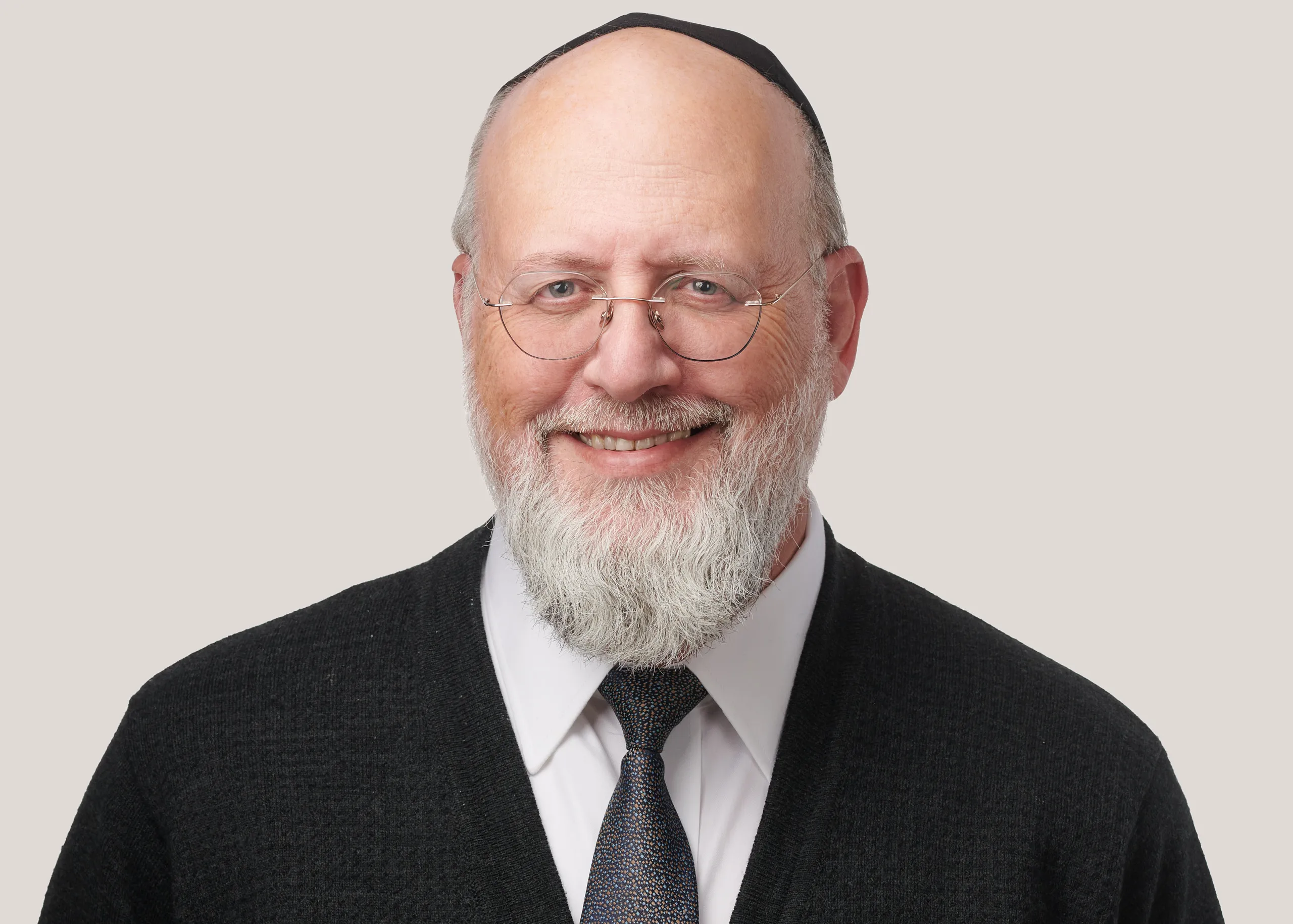 תמונת פרופיל מקצועית של גבר עם זקן ומשקפיים על רקע בהיר