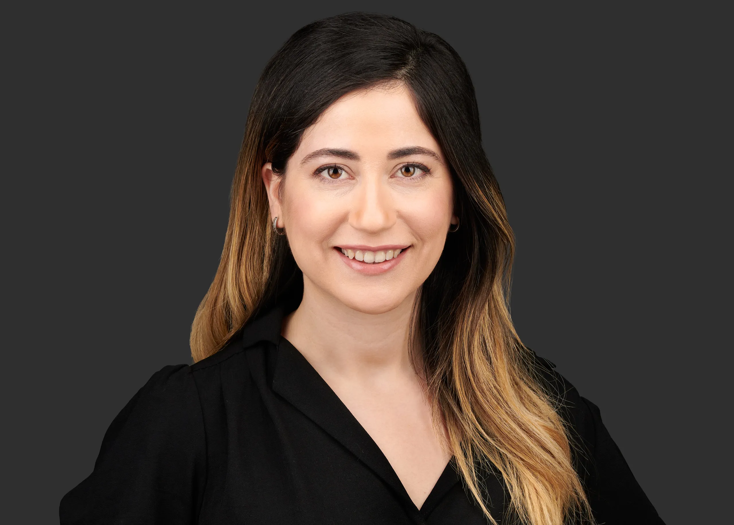 תמונת תדמית לעורכת דין בחולצה שחורה על רקע כהה לצילומי תדמית לעורכי דין