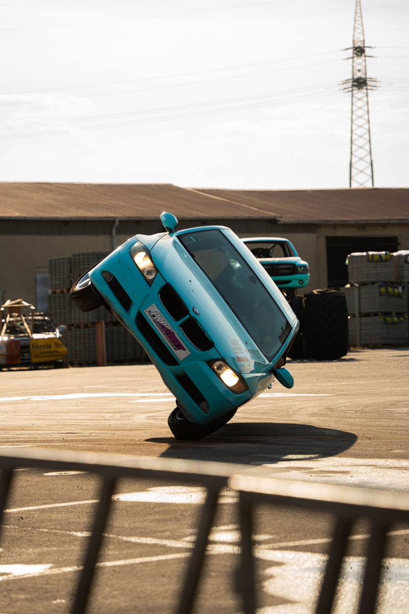 BMW Monstertruck Show Stunt auf zwei Rädern - Foto