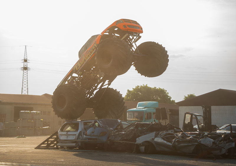 Monstertruck Show Sprung über Autos - Foto