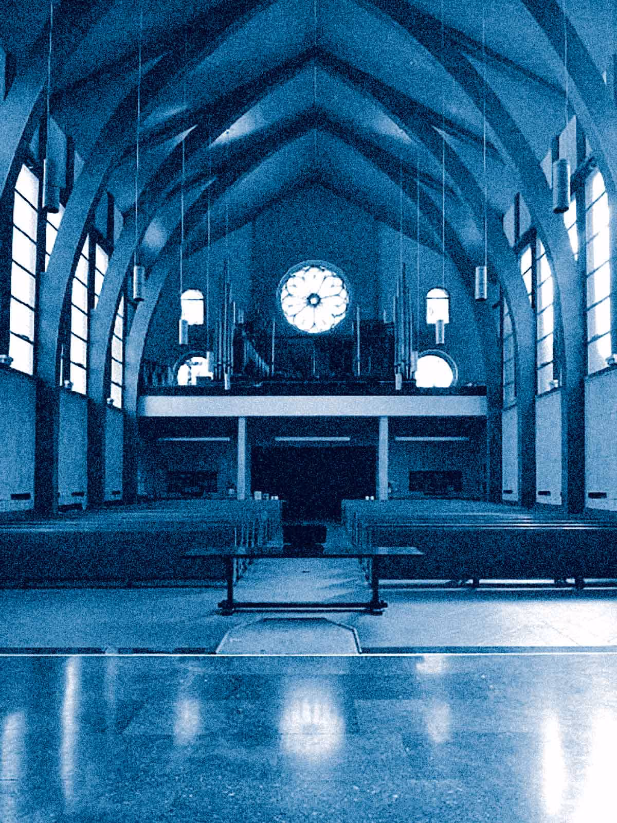 Interno del Tempio Valdese di Milano - La navata verso la controfacciata con il soppalco che ospita l'organo a canne - Fotografia di Stefano Suriano