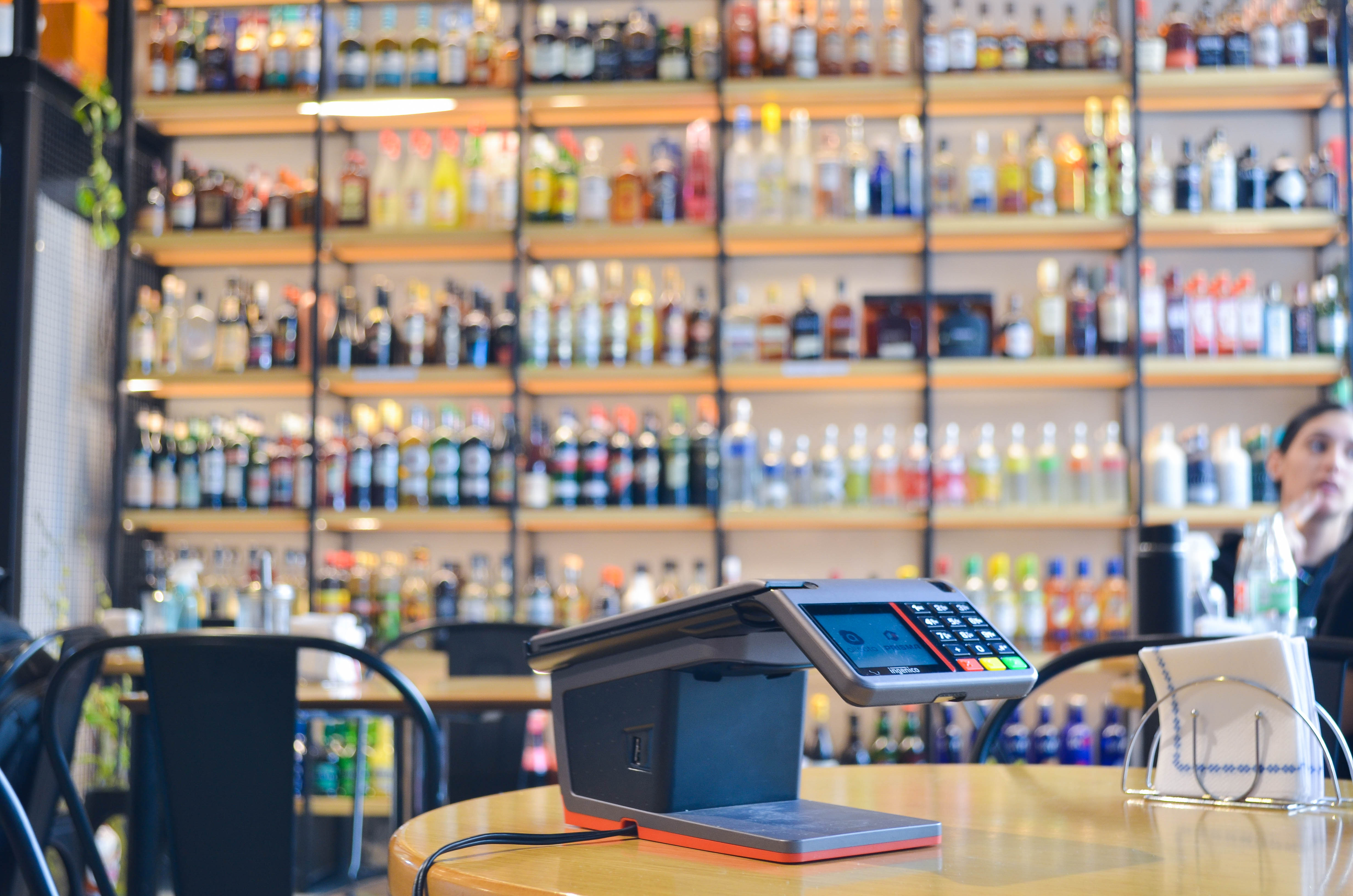 Terminal Alleata sobre el mostrador de un bar
