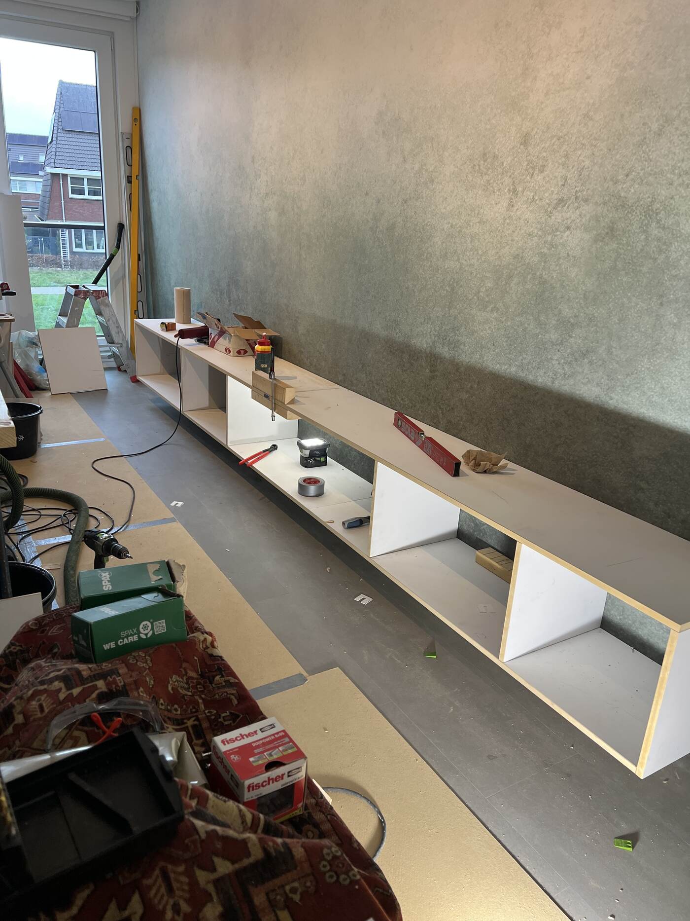 De zwevende onderkast is over de volle lengte gesteld en gemonteerd