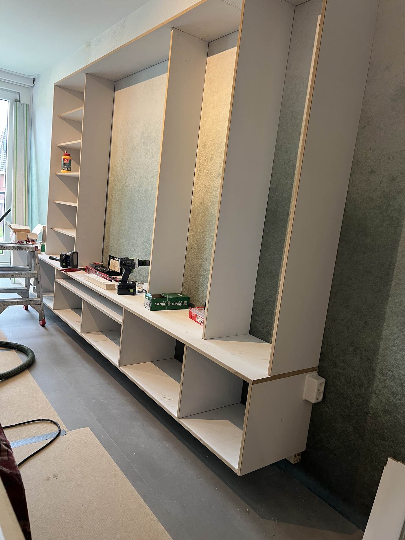 De eerste legplanken zijn aangebracht in de open vakken