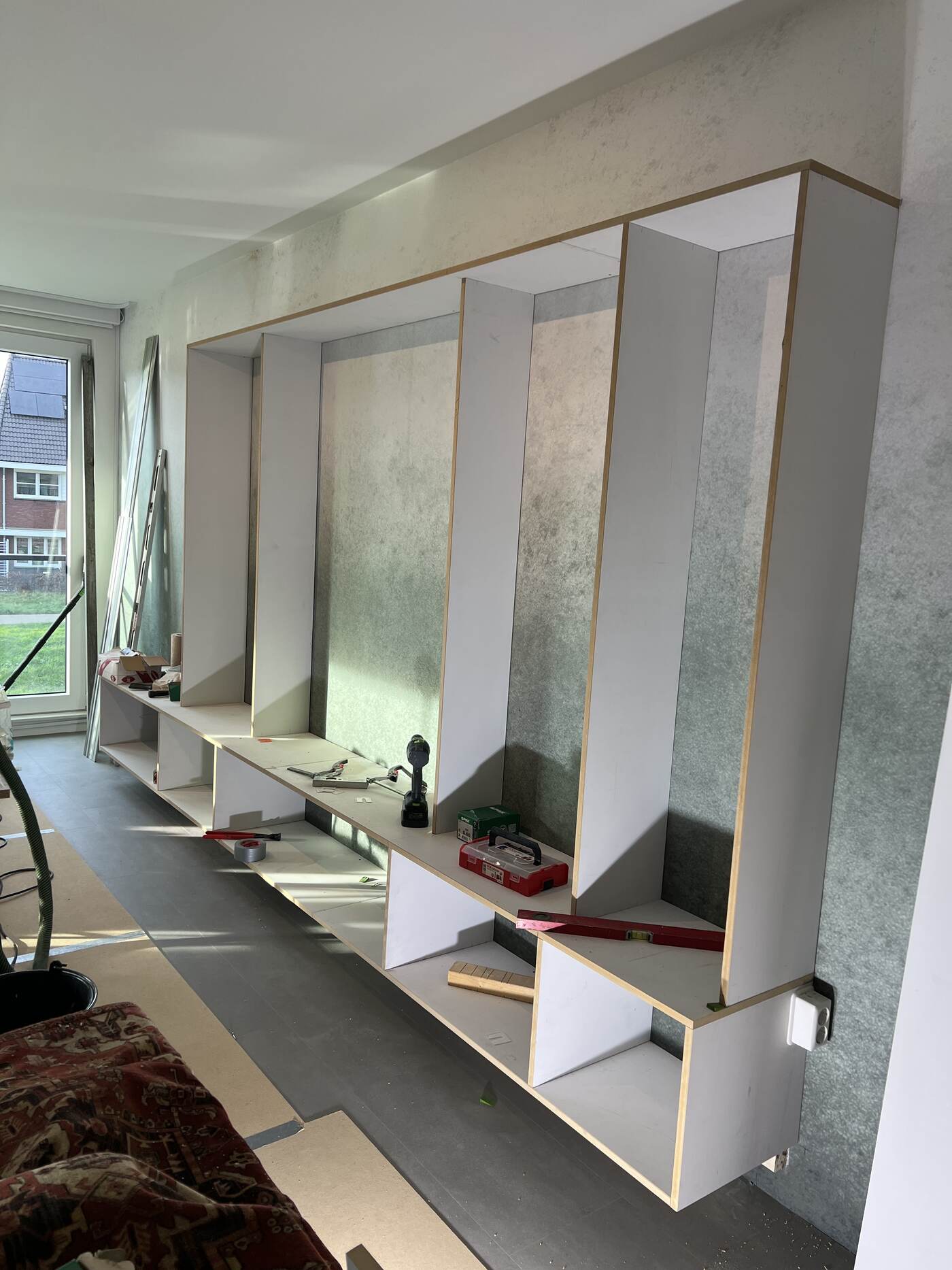 Het staande frame van de kastenwand met de vakverdeling