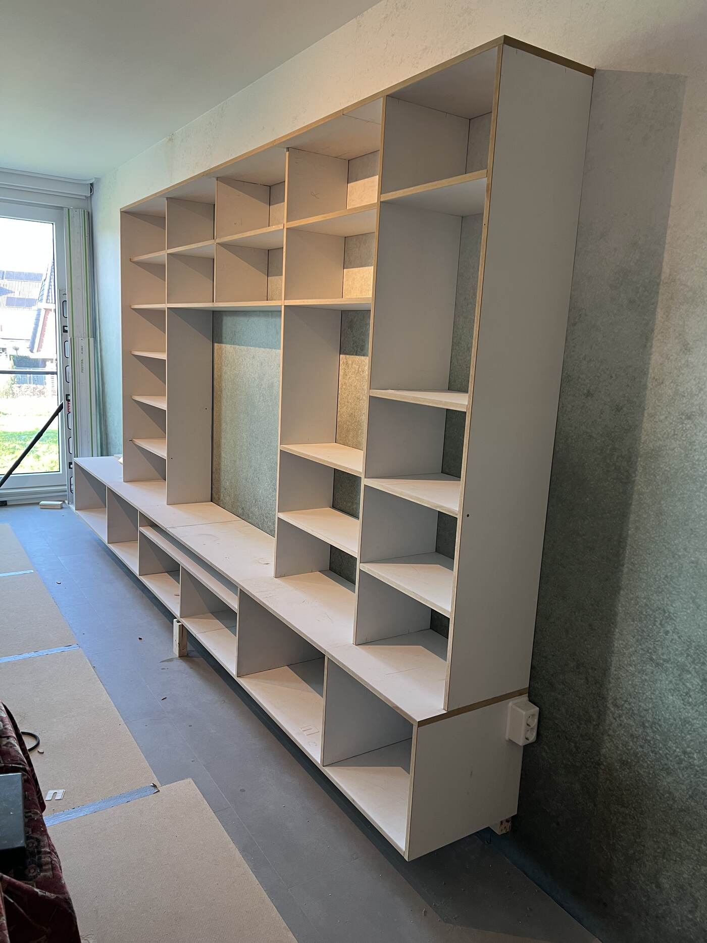 De volledige vakverdeling van de kastenwand is af