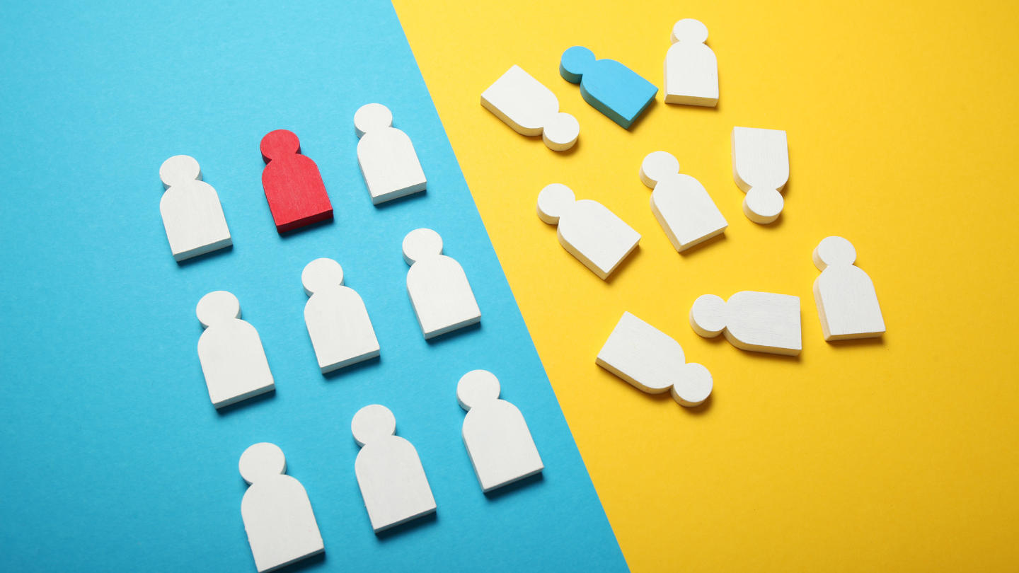 An image illustrating the difference of an organized set of people with messy one