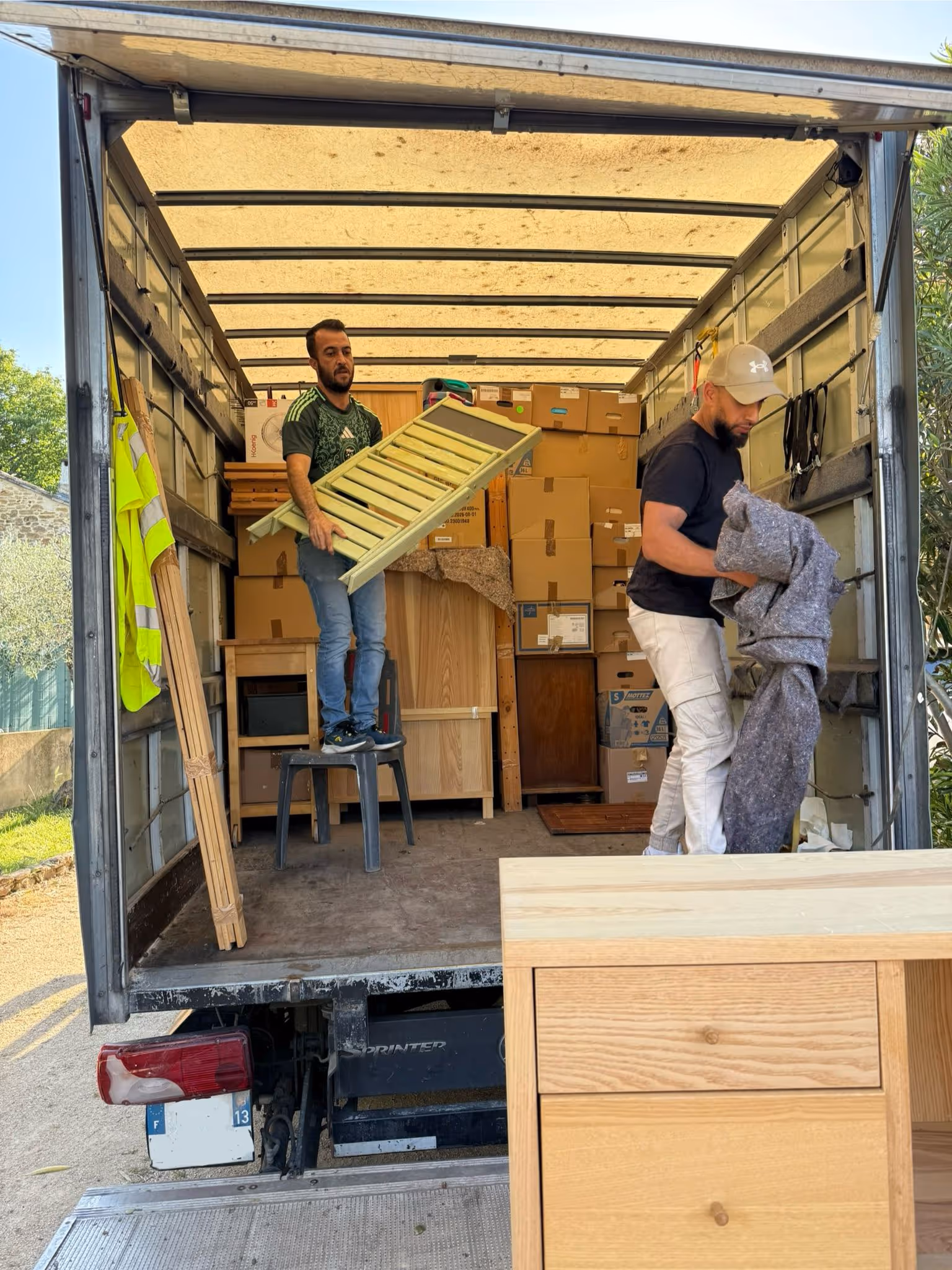 déménageur qui décharge un camion en pleine action