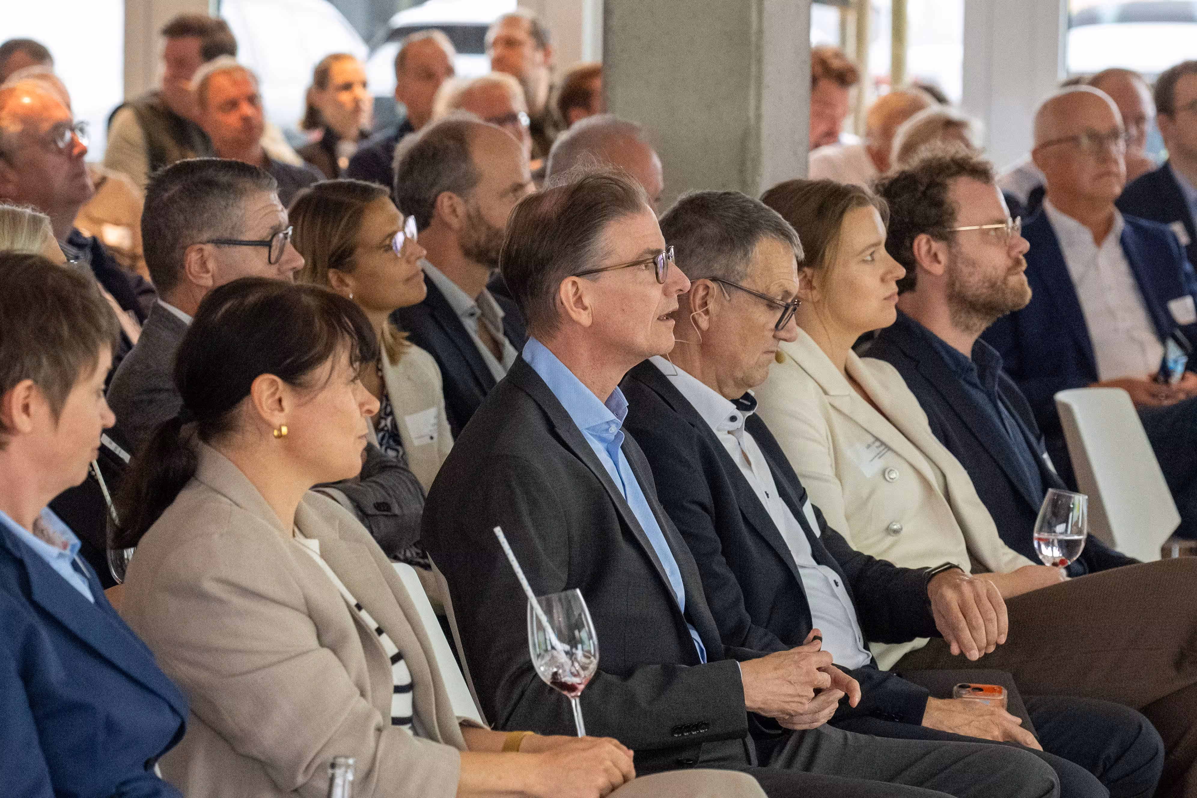 Crowd of the OM Forum