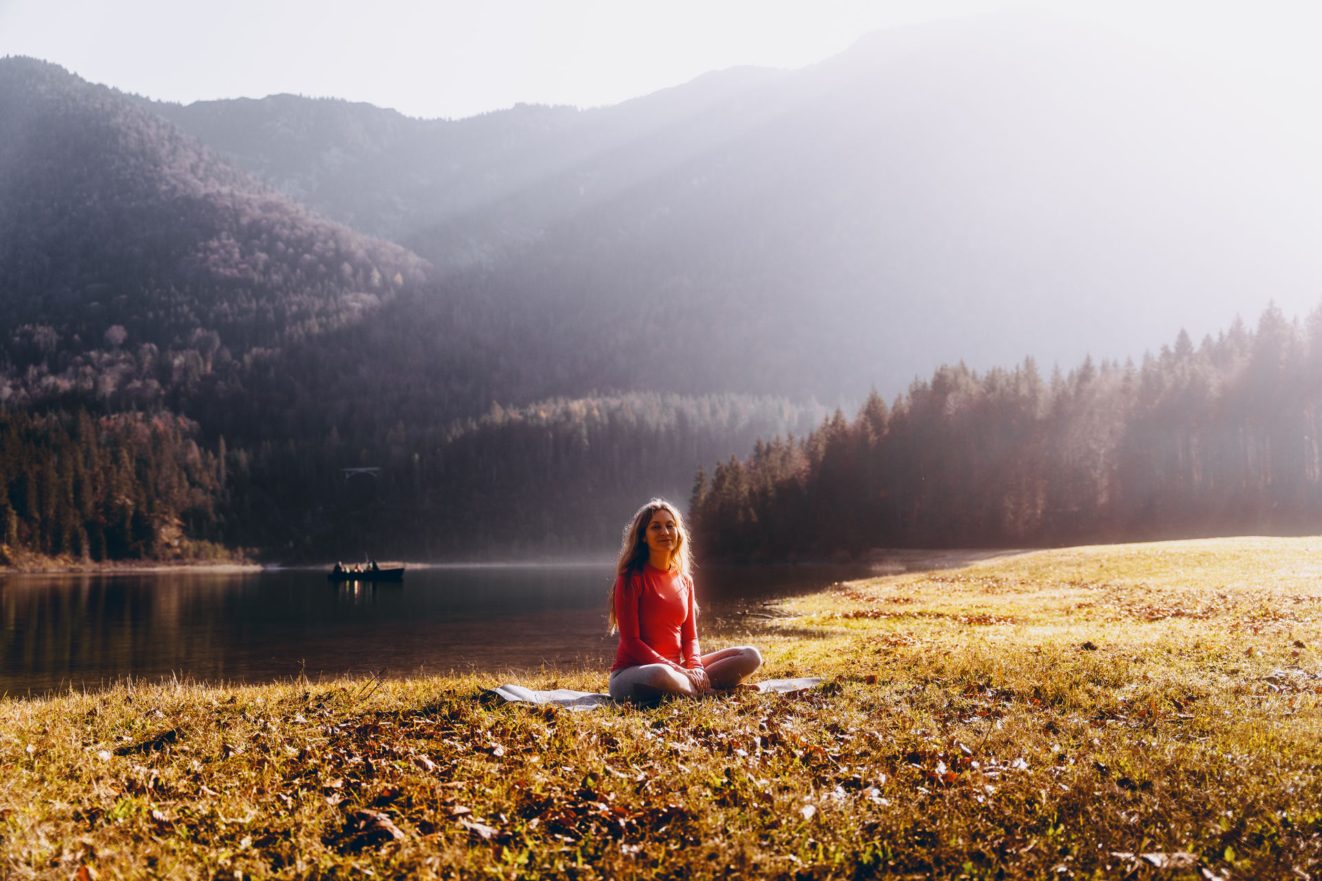 YogaDate Retreat am Sylvensteinsee – Yoga-Session in der Natur