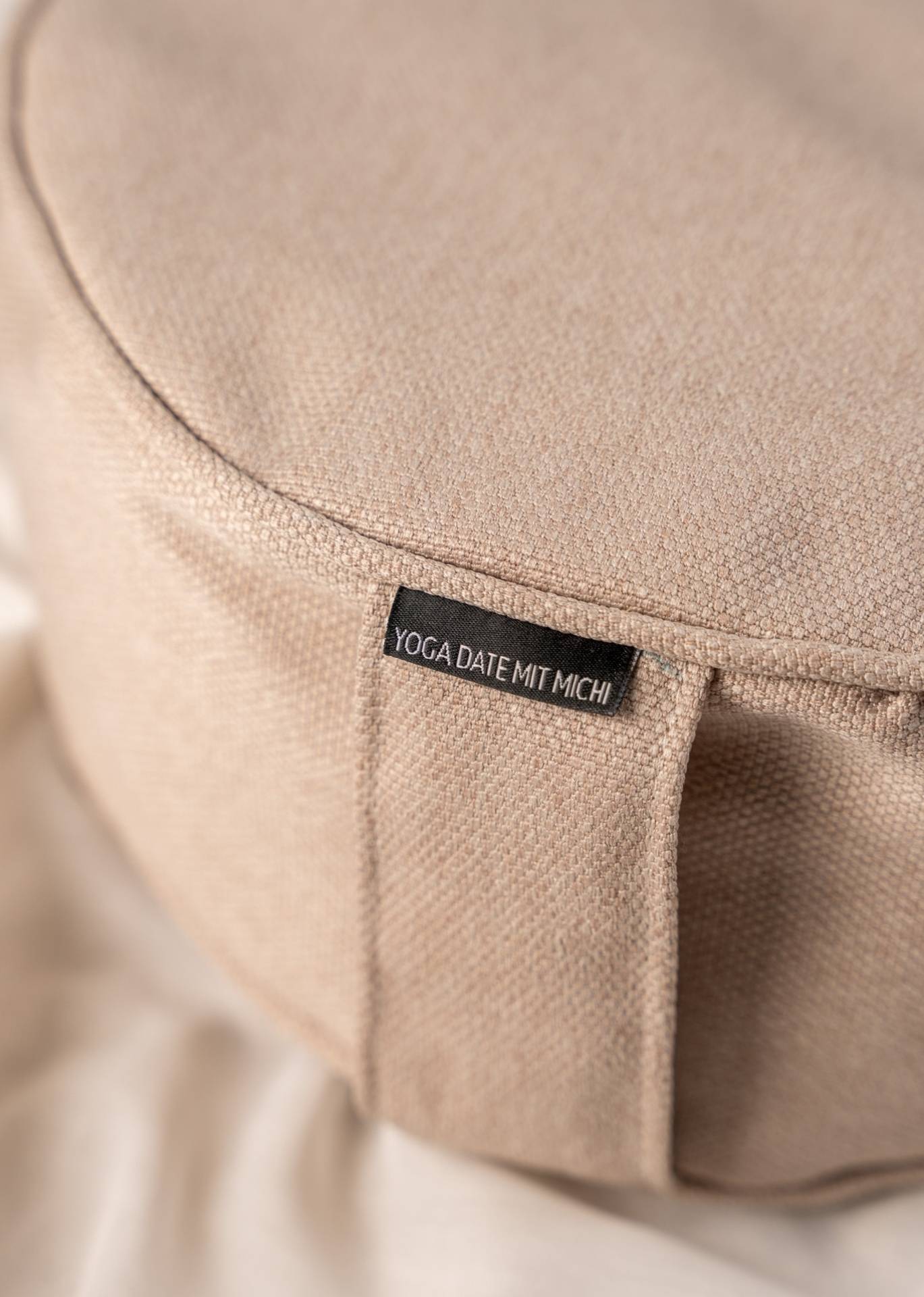 Handgenähtes rundes Yogakissen in Sahara-Beige mit Bio-Dinkelspelz Füllung von YogaDate
