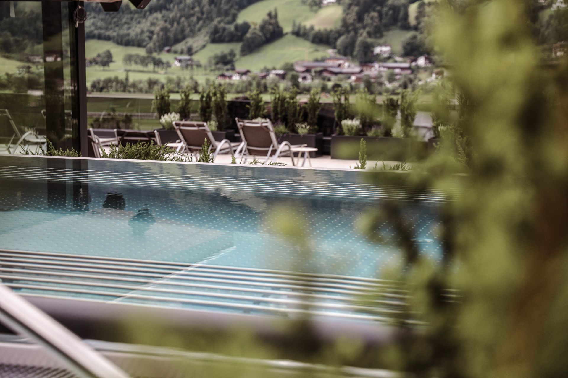 25m Outdoor Sportpool im Hotel HELD Fügen mit Bergblick