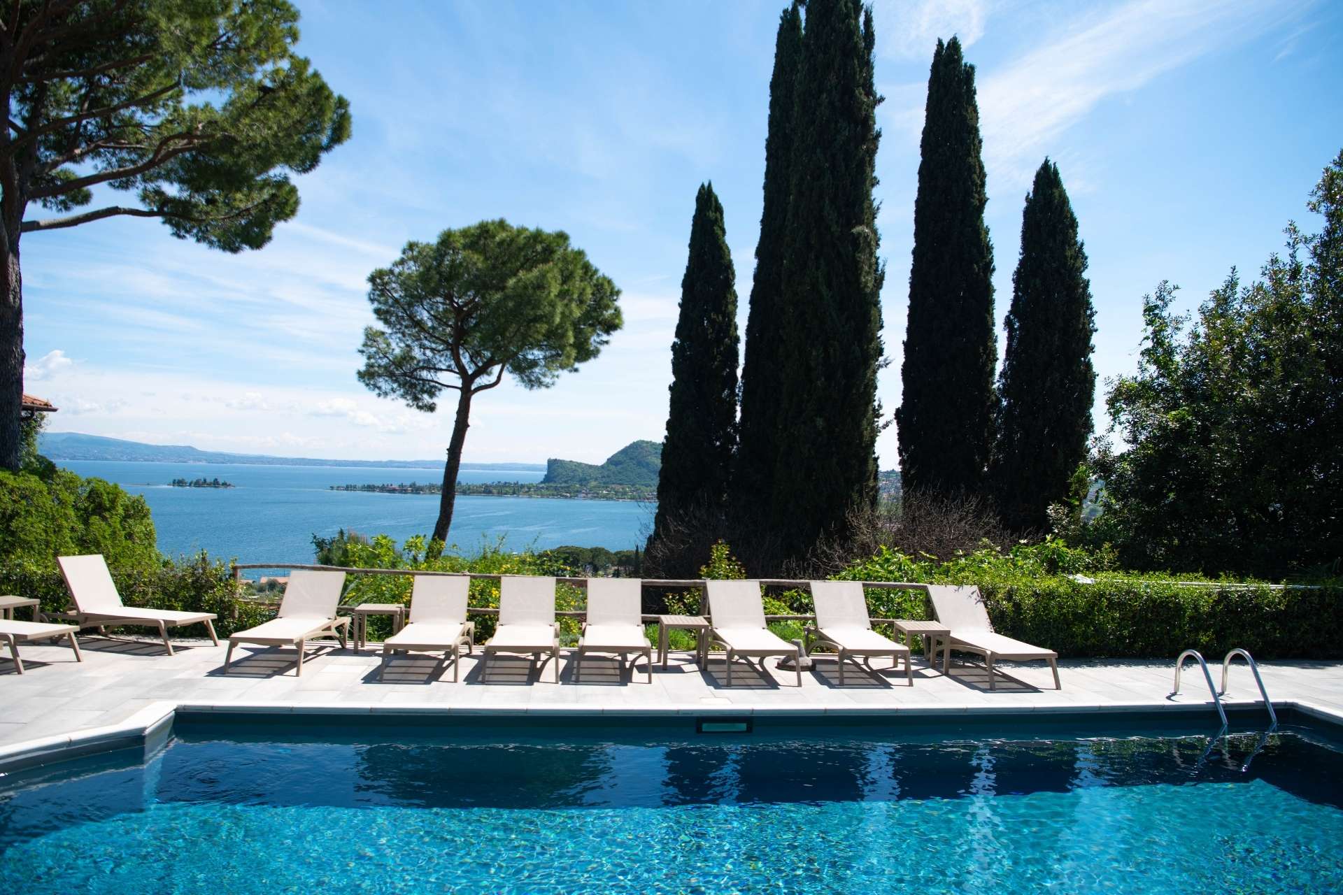 Pool mit Blick auf den Gardasee in der Villa Schindler, Manerba del Garda