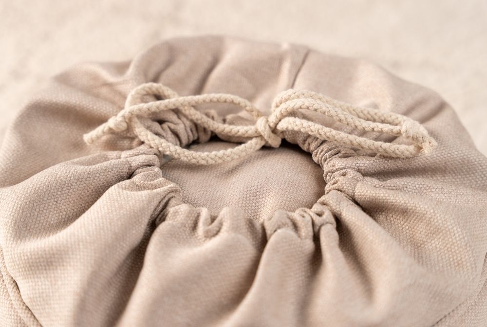 YogaDate Yogakissen Sahara-Beige im Einsatz bei der Meditation