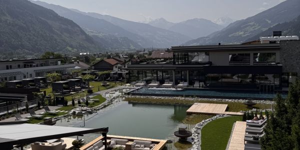 Bio-Naturbadeteich im Hotel HELD, Zillertal
