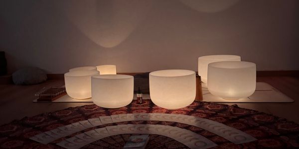 Klangbad mit Klangschalen zur Tiefenentspannung