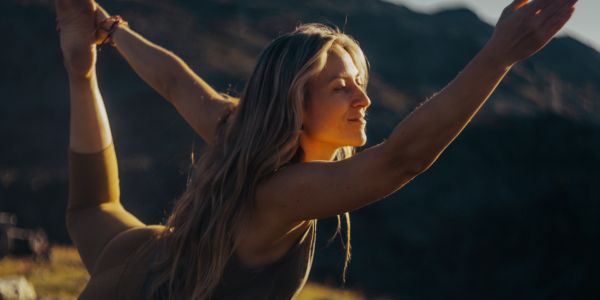Yogalehrerin Michi bei einer Yogaeinheit im Freien