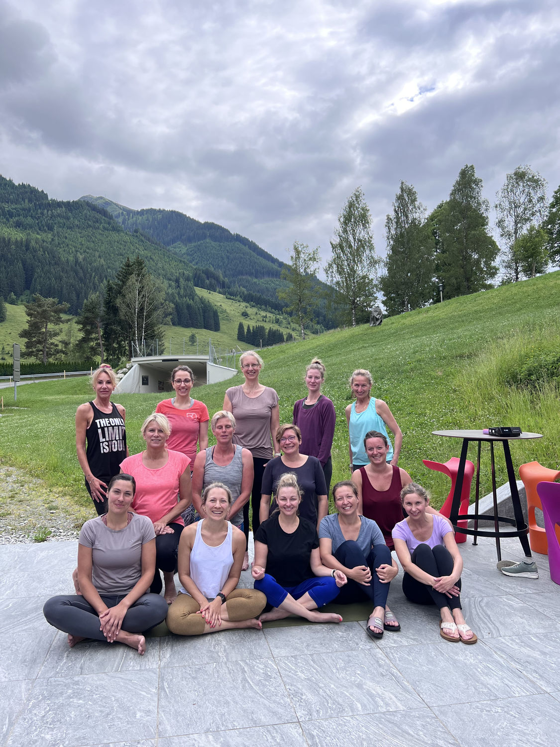 Yoga Retreat in Saalbach Hinterglemm – Gruppenmoment im Freien