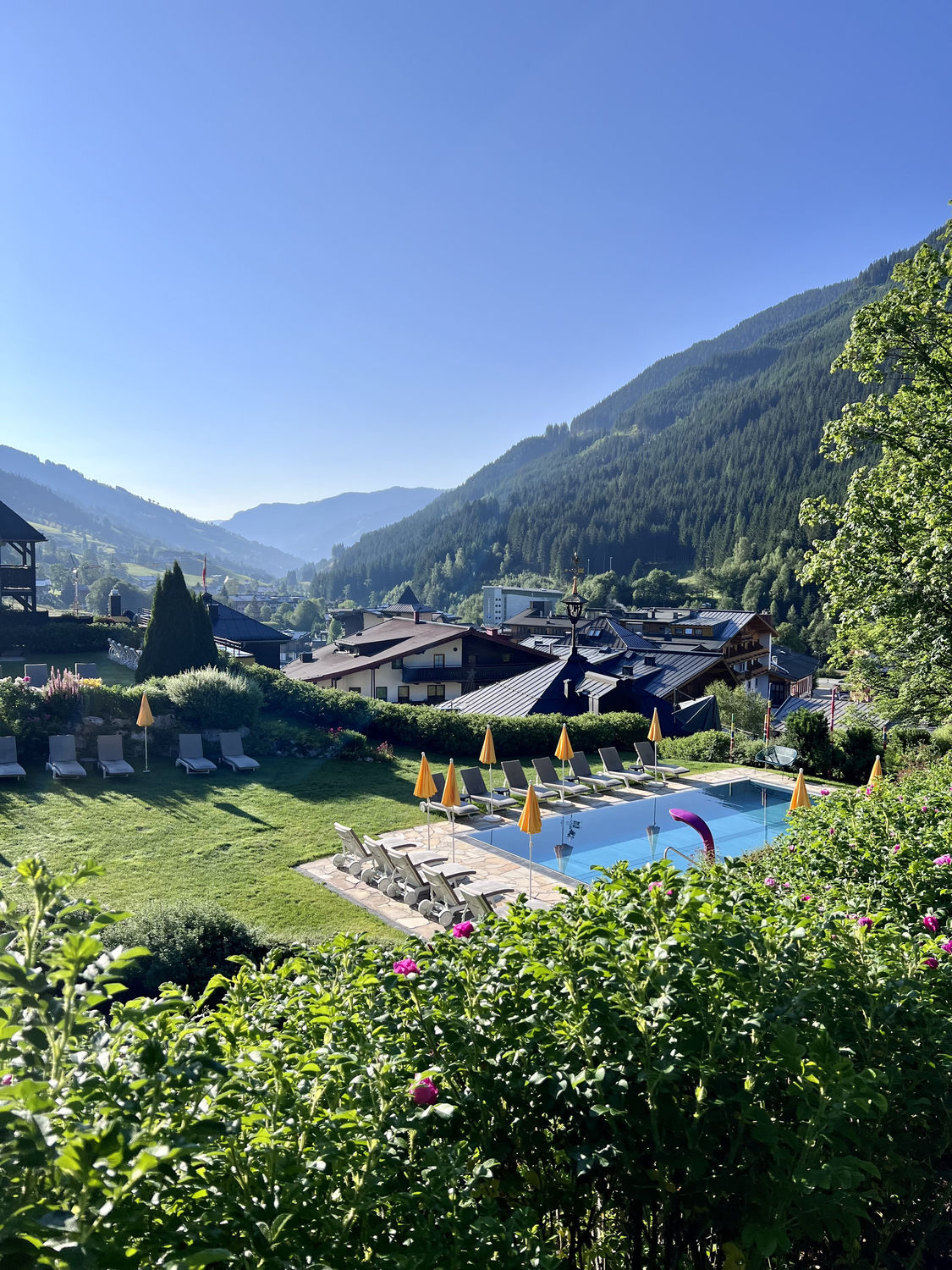 Yoga Retreat in Saalbach Hinterglemm – Teilnehmerinnen bei der Yogapraxis