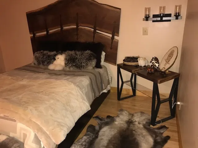 bedroom live edge side table (1)