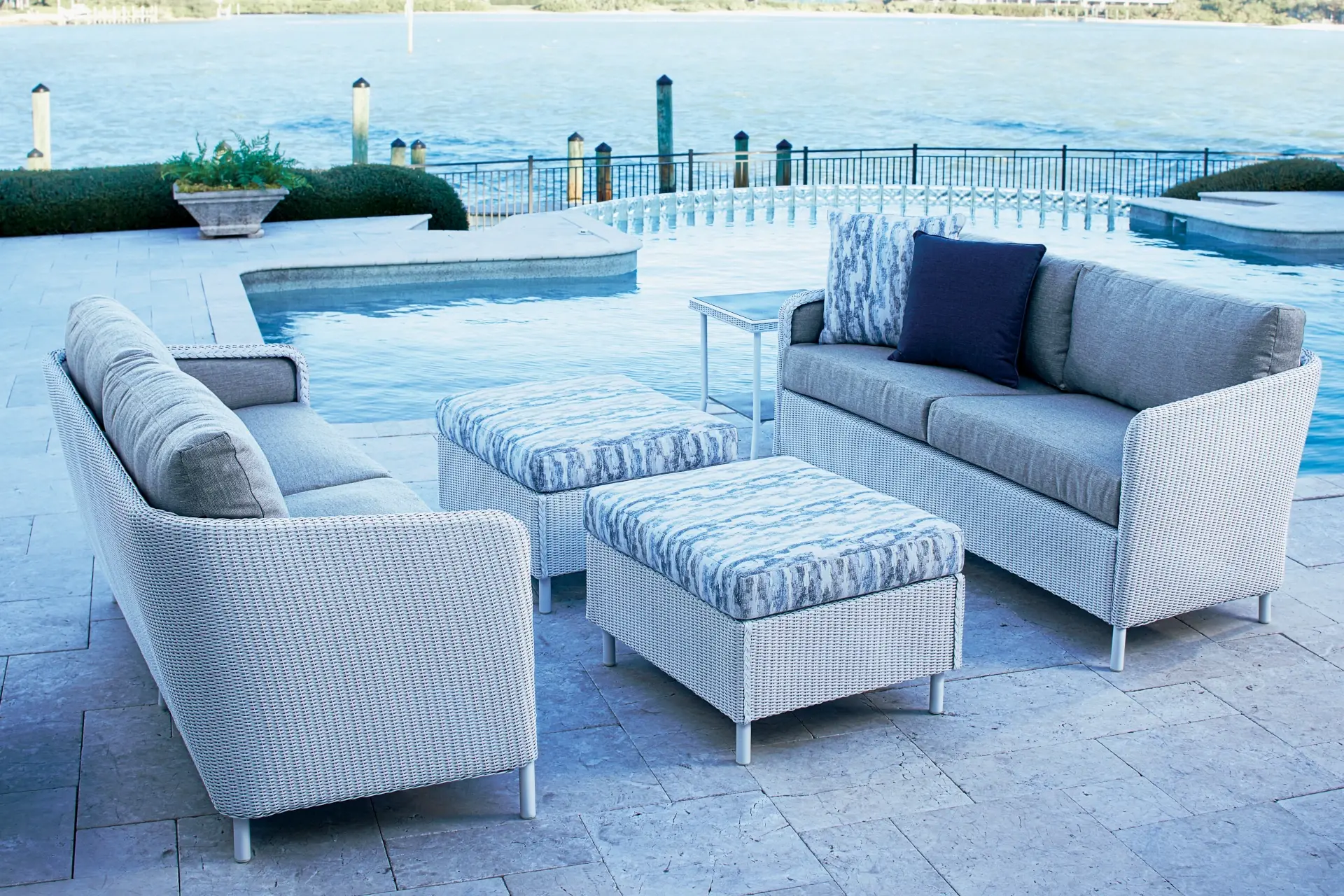 VIsions-seating-MatteWhite-outdoor