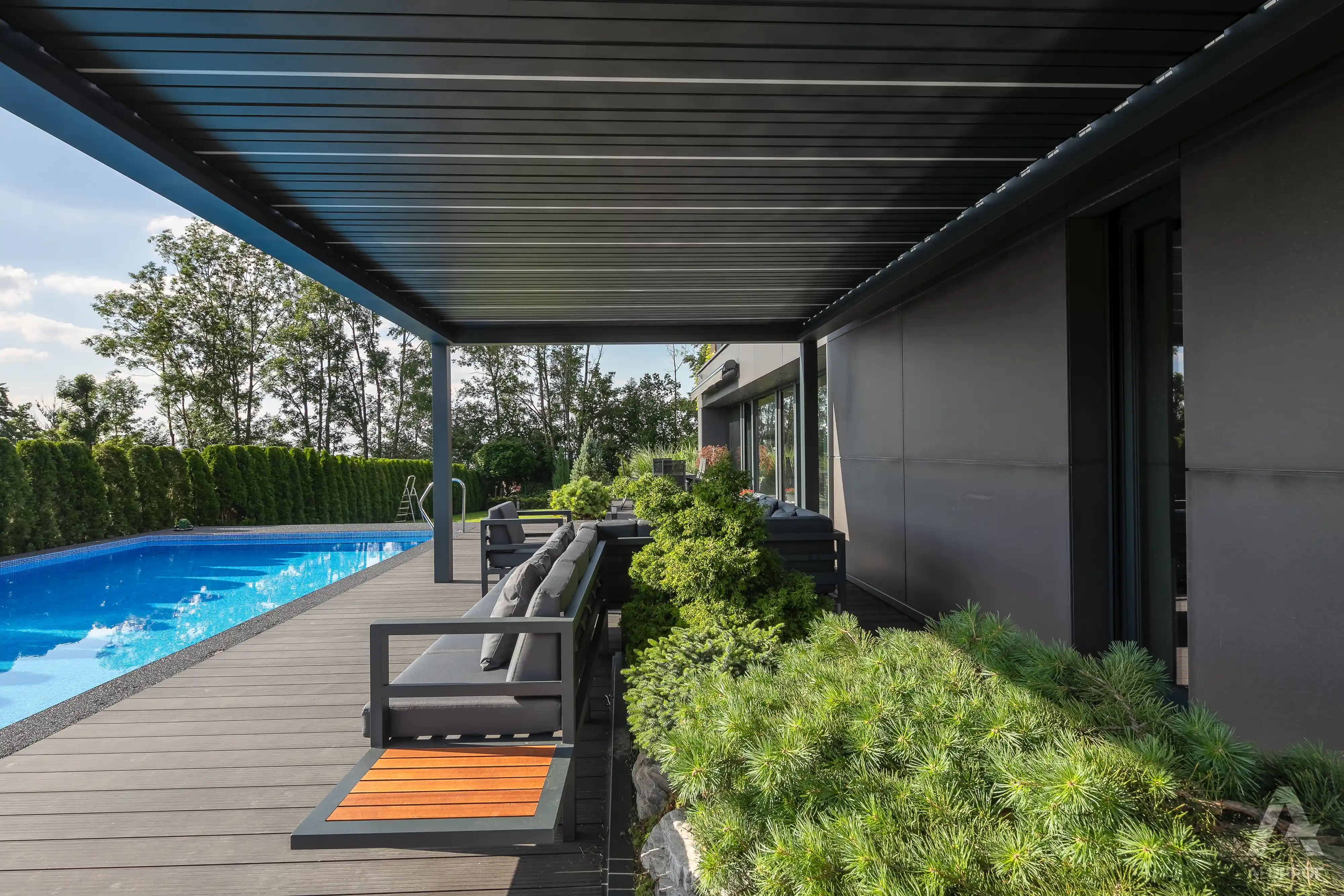 MB-OpenSky 140 aluminium pergola system for modern outdoor shading by RA HOUSE