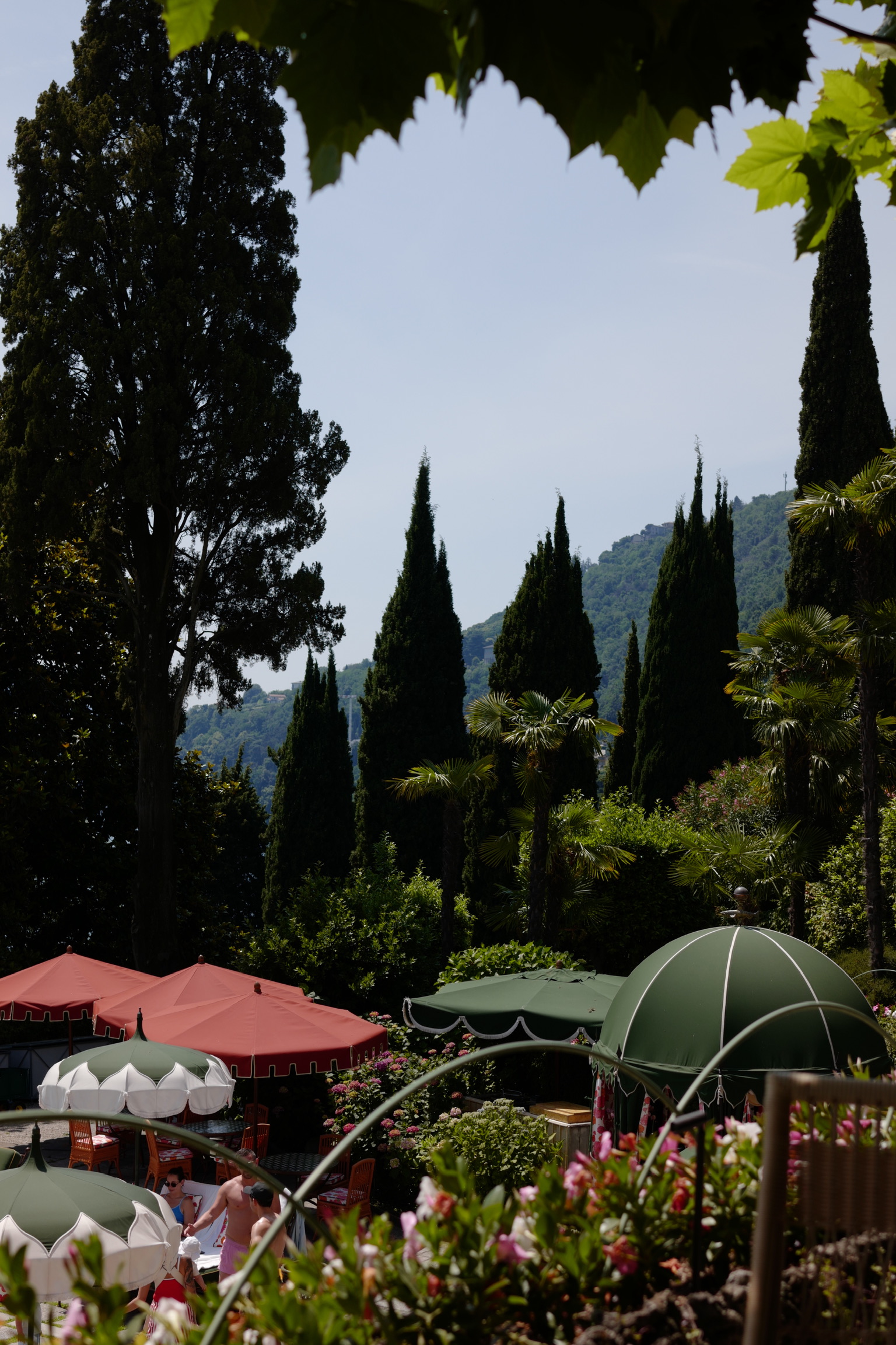 Passalacqua &mdash; parasols in the gardens above the lake