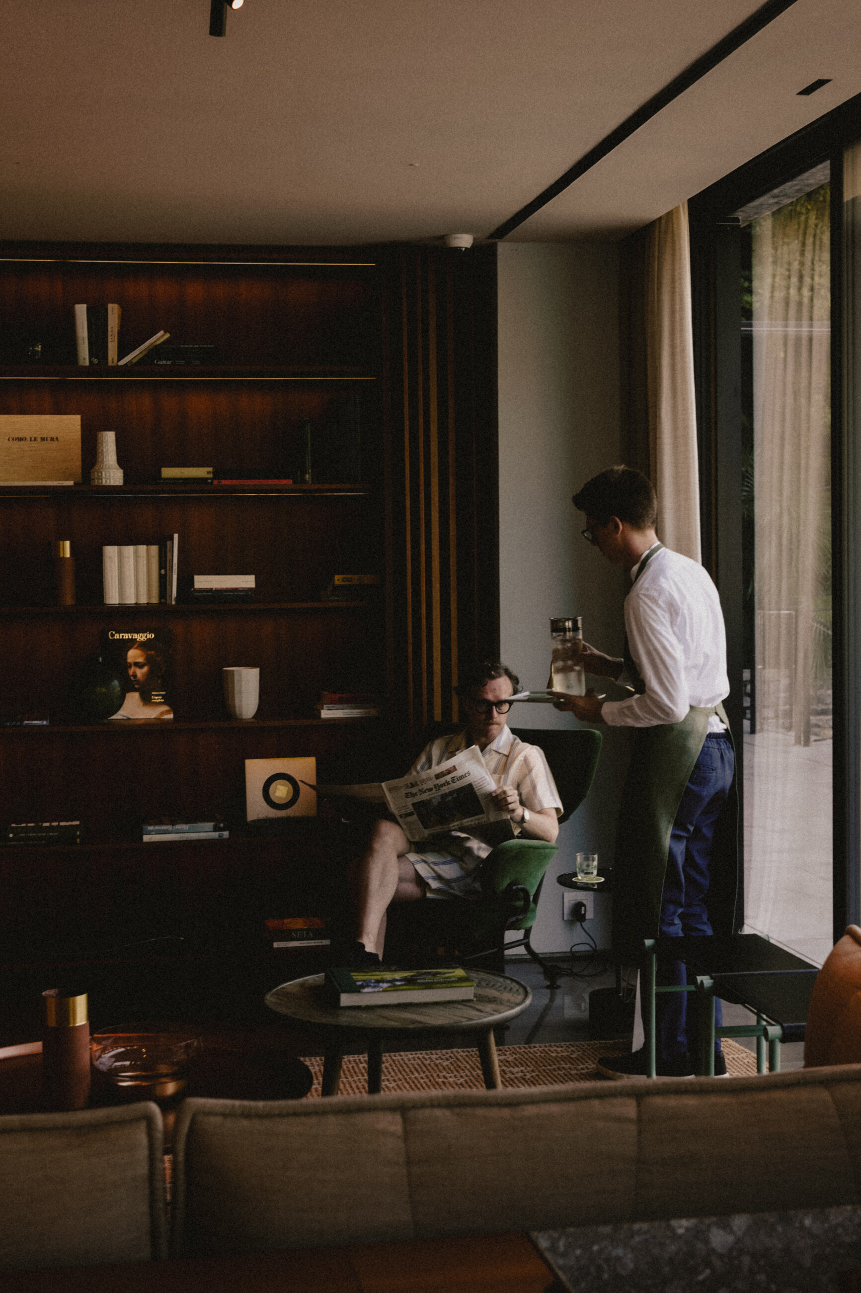 The salon at Il Sereno, morning papers and quiet service