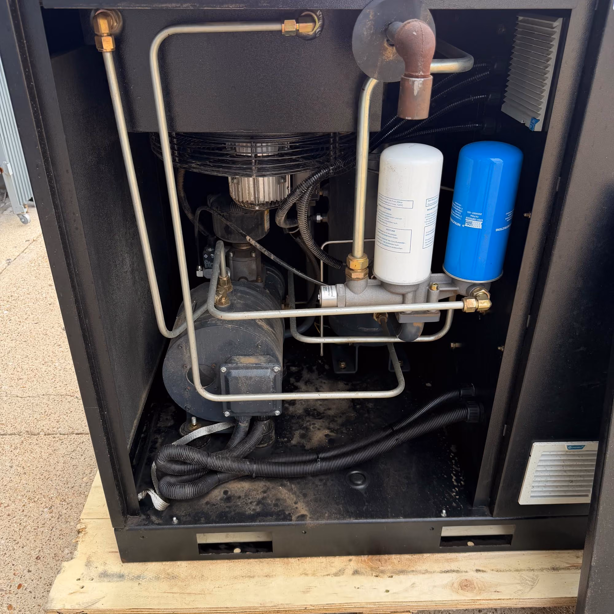 Airend and filters inside 10 HP permanent magnet rotary screw air compressor
