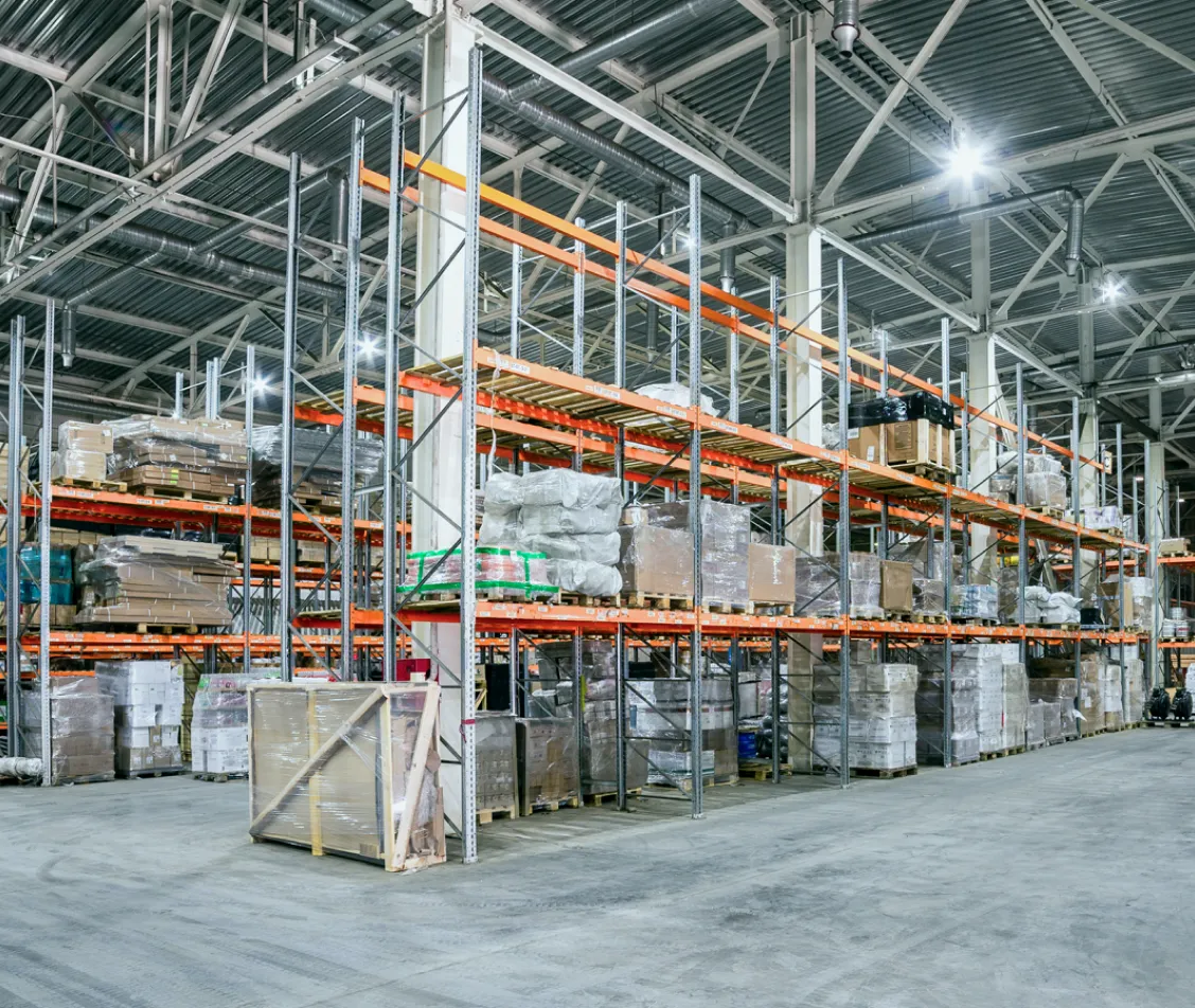 Ein großes Hochregalsystem in einer Lagerhalle.