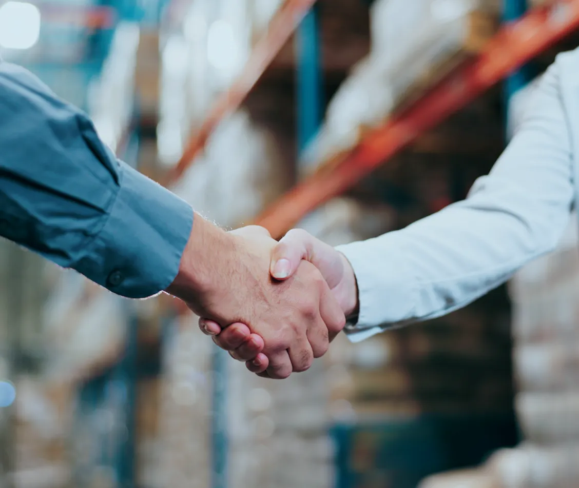 Zwei Hände, die sich schütteln.
