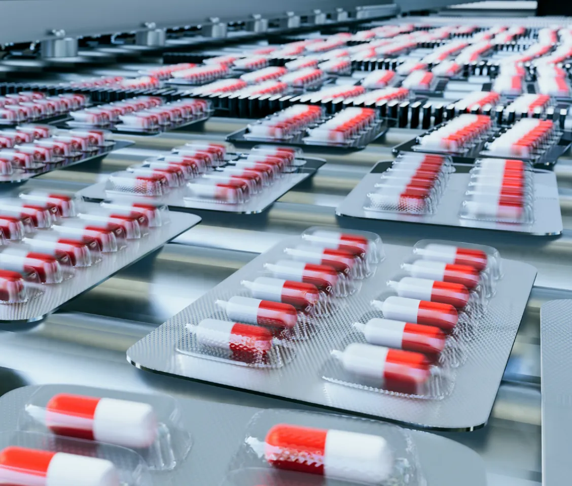 Verpackte Medikamente auf einem Fließband.