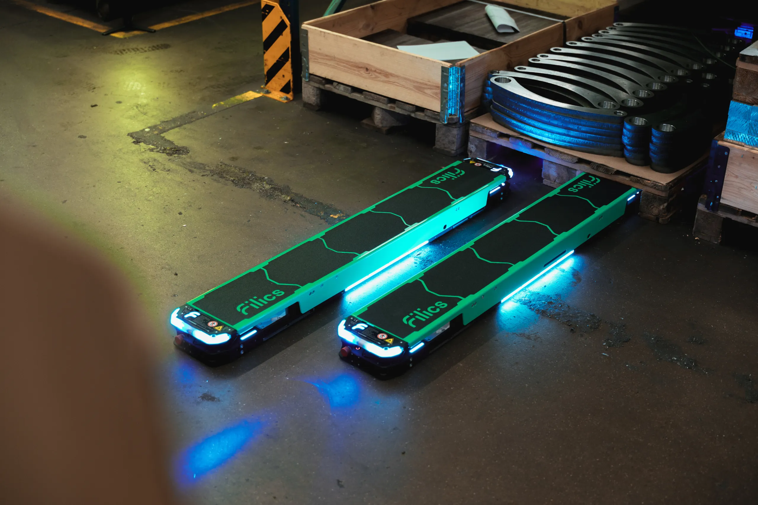 Das Doppelkufensystem Filics Streamliner vor einer Palette.