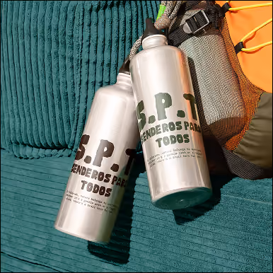 Botellas de S.P.T. dentro de una mochila naranja