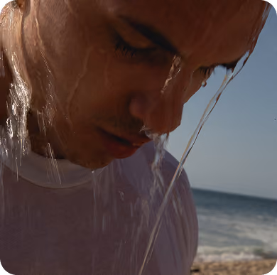 Agua cayendo sobre un rostro, primer plano