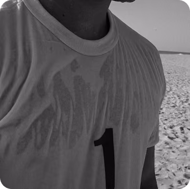Playera mojada con el número 1 en la playa, blanco y negro