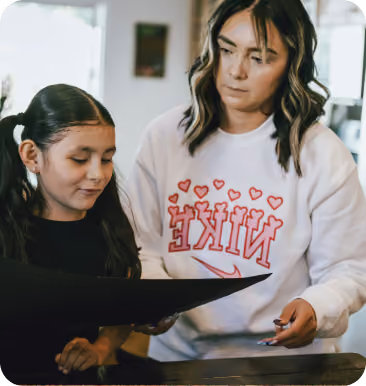 Madre e hija leyendo juntas