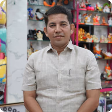 Comerciante en su puesto de juguetes