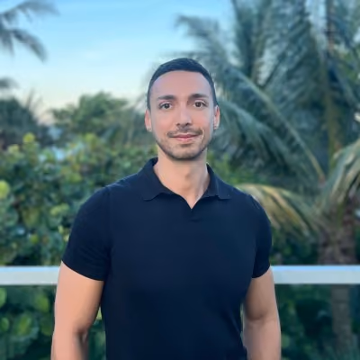Christian Olmos, SIP — retrato del cliente entre palmeras